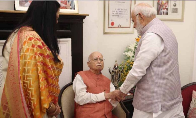 पीएम-मोदी-ने-दी-बधाई:-लालकृष्ण-आडवाणी-के-98वें-जन्मदिन-पर-पहुंचे-उनके-आवास