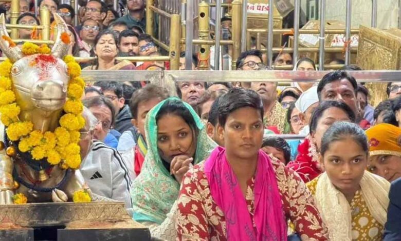 स्टार-क्रिकेटर-दीप्ति-शर्मा-ने-महाकाल-की-भस्म-आरती-में-लिया-हिस्सा,-मंदिर-समिति-ने-किया-सम्मानित