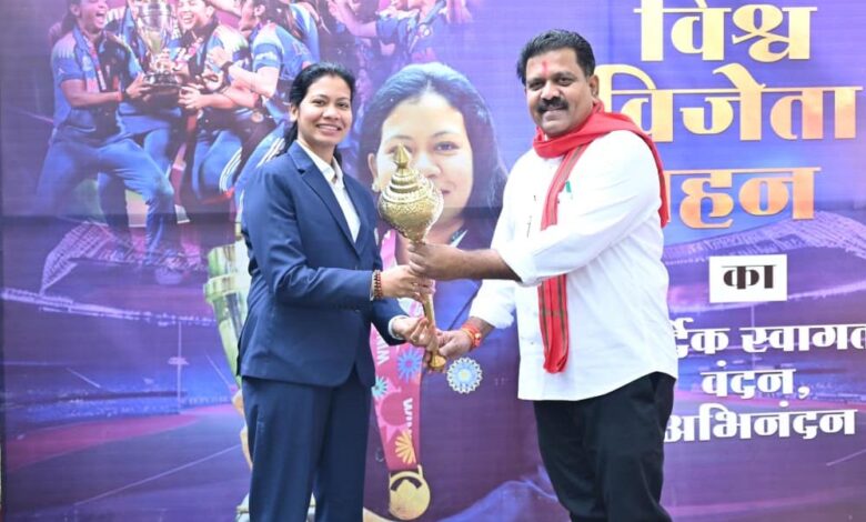 रायपुर-:-उपमुख्यमंत्री-विजय-शर्मा-मिले-वर्ल्ड-कप-विजेता-भारतीय-महिला-क्रिकेट-टीम-की-फिजियोथेरेपिस्ट-आकांक्षा-सत्यवंशी-से,-दी-शुभकामनाएं