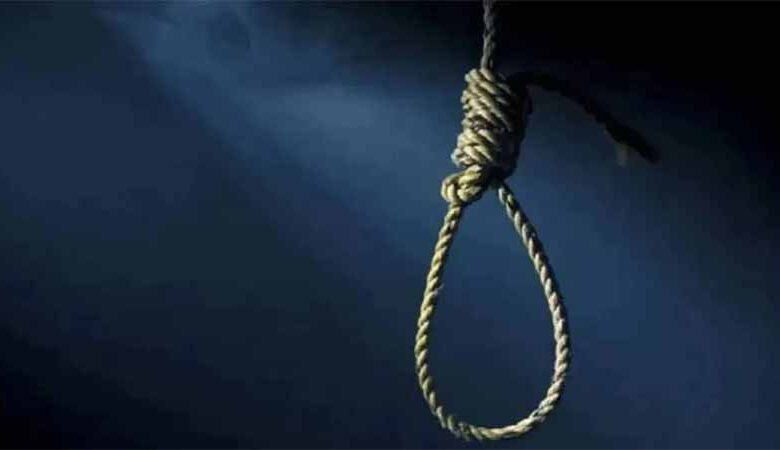 युवक-ने-फांसी-लगाकर-दी-जान,-कमरे-से-मिली-शराब-और-कोल्ड-ड्रिंक-की-बोतल