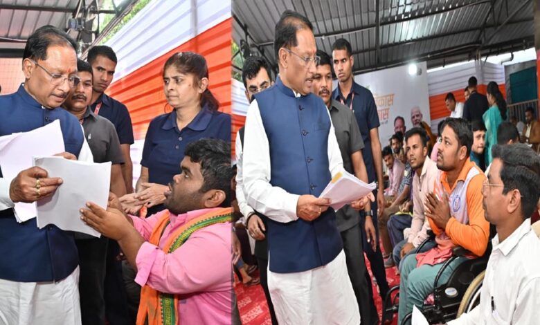 रायपुर-:-जनदर्शन-:-मुख्यमंत्री-विष्णु-देव-साय-ने-आमजन-की-समस्याएँ-सुनीं,-मौके-पर-दिए-त्वरित-समाधान