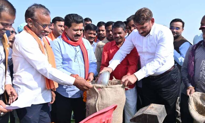 उपमुख्यमंत्री-विजय-शर्मा-ने-महराजपुर-से-धान-खरीदी-का-किया-शुभारंभ