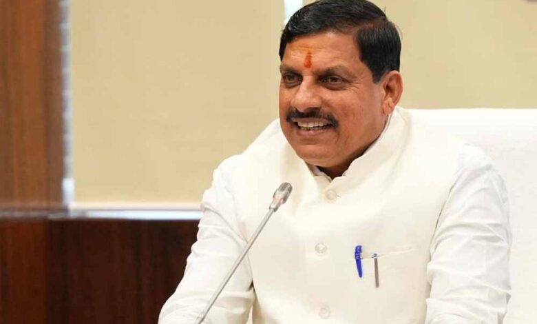 मुख्यमंत्री-डॉ.-यादव-ने-नक्सली-मुठभेड़-में-शहीद-हॉक-फोर्स-के-निरीक्षक-श्री-शर्मा-को-दी-श्रद्धांजलि