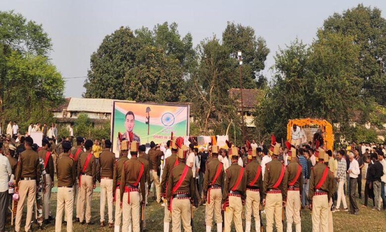 नक्सली-मुठभेड़-में-शहीद-आशीष-शर्मा-को-दी-गई-अंतिम-सलामी,-कैबिनेट-मंत्री-प्रहलाद-पटेल-ने-अर्पित-की-श्रद्धांजलि