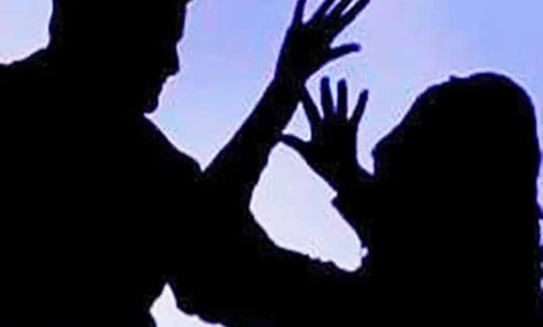 asi-पति-को-पत्नी-ने-रंगे-हाथ-पकड़ा,-पुलिस-चौकी-में-ही-जमकर-पिटाई;-video-वायरल