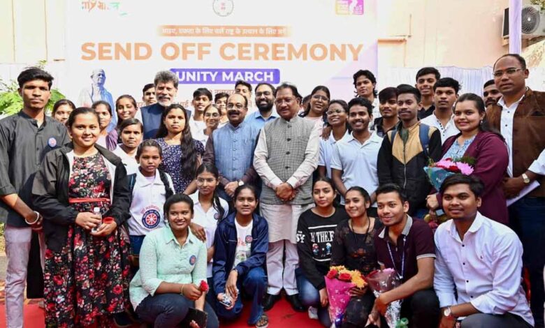 मुख्यमंत्री-विष्णुदेव-साय-ने-यूनिटी-मार्च-के-लिए-राज्य-के-68-युवाओं-के-दल-को-हरी-झंडी-दिखाकर-किया-रवाना
