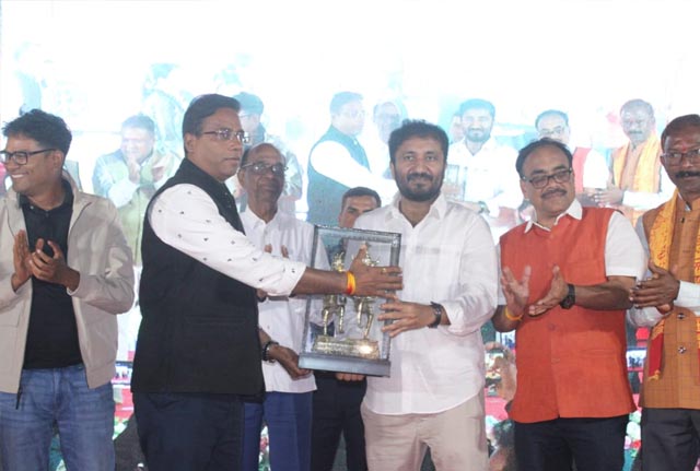 रायपुर-:-कैरियर-मार्गदर्शन-कार्यक्रम-में-उमड़ा-उत्साह:-आनंद-कुमार-और-वित्त-मंत्री-ओपी.-चौधरी-ने-युवाओं-को-दिया-सफलता-का-मंत्र
