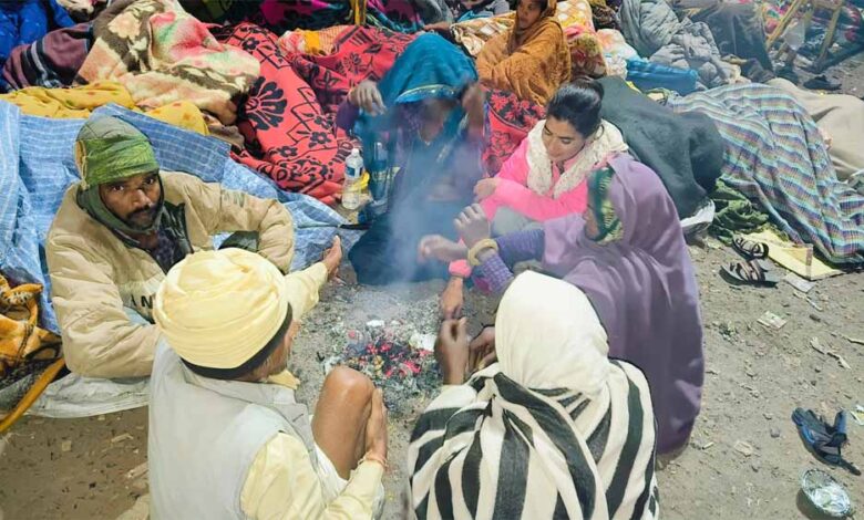 mp:-गुना-में-36-घंटे-से-खाद-की-लाइन-में-खड़ी-महिला-की-मौत,-ठंड-में-किसान-रातभर-जागते-रहे