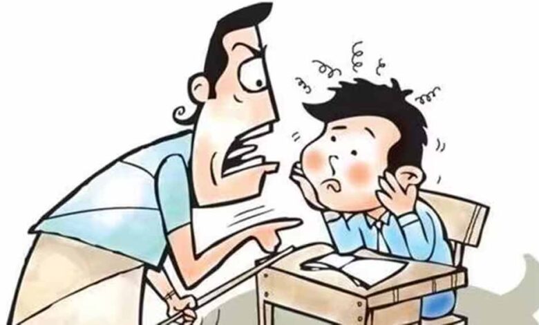 क्लास-में-शोर-का-आरोप:-टीचर-ने-बच्चों-को-बेंच-पर-लेटाकर-बेरहमी-से-पीटा