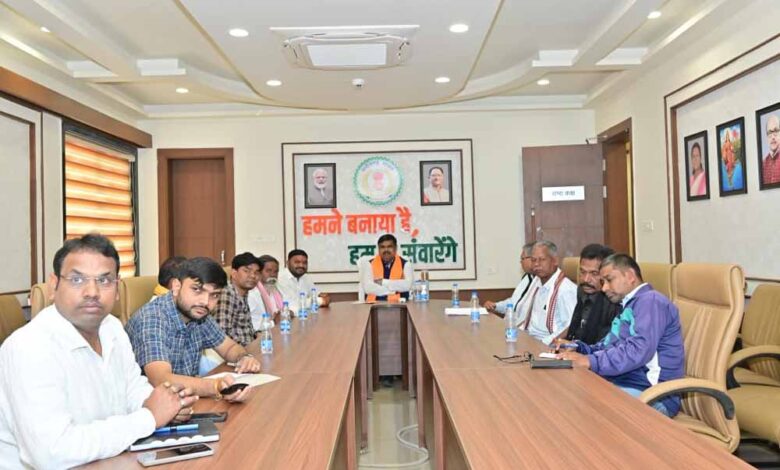 शिक्षा-मंत्री-गजेन्द्र-यादव-ने-नवा-रायपुर-निवास-में-सुना-प्रधानमंत्री-नरेंद्र-मोदी-के-‘मन-की-बात’-का-128वां-एपिसोड
