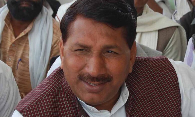 विधानसभा-में-मंत्री-कंसाना-बेहोश,-अस्पताल-में-कराया-भर्ती;-कांग्रेस-विधायक-लेकर-आए-खराब-फसलों-की-तख्तियां