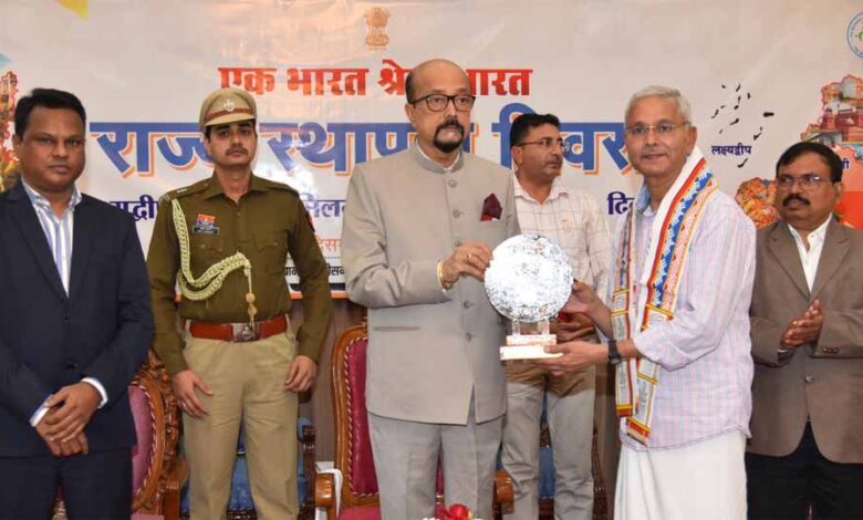 राज्यों-की-विविधताओं-को-राष्ट्रीय-एकता-एक-सूत्र-में-पिरोती-है-:-राज्यपाल-डेका