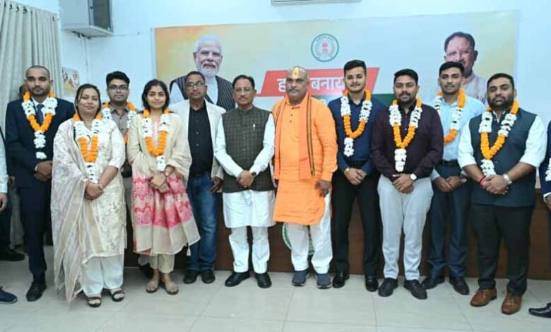 मुख्यमंत्री-विष्णु-देव-साय-से-छत्तीसगढ़-लोक-सेवा-आयोग-2024-के-टॉप-10-अभ्यर्थियों-ने-की-सौजन्य-भेंट