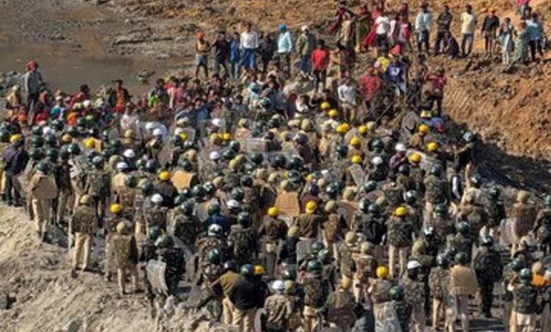 कोयला-खदान-विस्तार-विरोध:-ग्रामीणों-का-हिंसक-प्रदर्शन,-पुलिस-पर-हमला,-दर्जनों-घायल