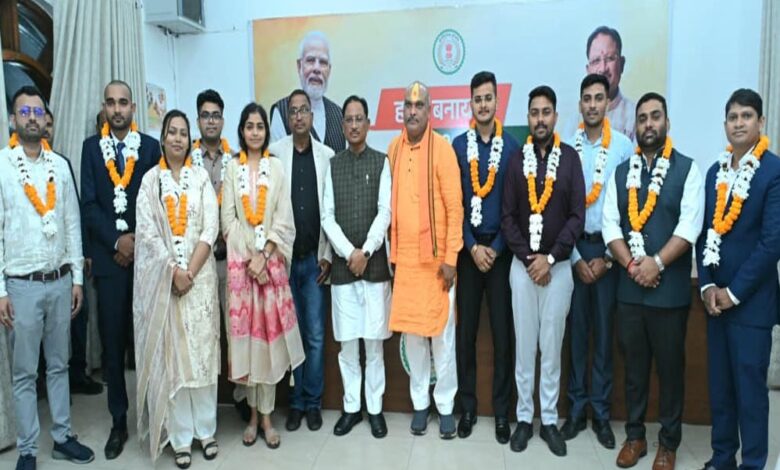 रायपुर-:-मुख्यमंत्री-विष्णु-देव-साय-से-छत्तीसगढ़-लोक-सेवा-आयोग-2024-के-टॉप-10-अभ्यर्थियों-ने-की-सौजन्य-भेंट