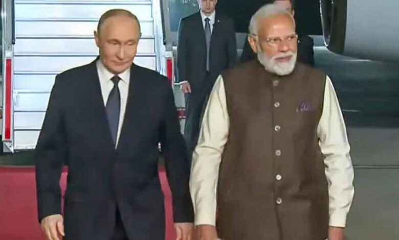 हाथ-मिलाया,-गले-लगाया:-मोदी-ने-गर्मजोशी-से-किया-पुतिन-का-स्वागत,-एक-ही-कार-में-हुए-रवाना