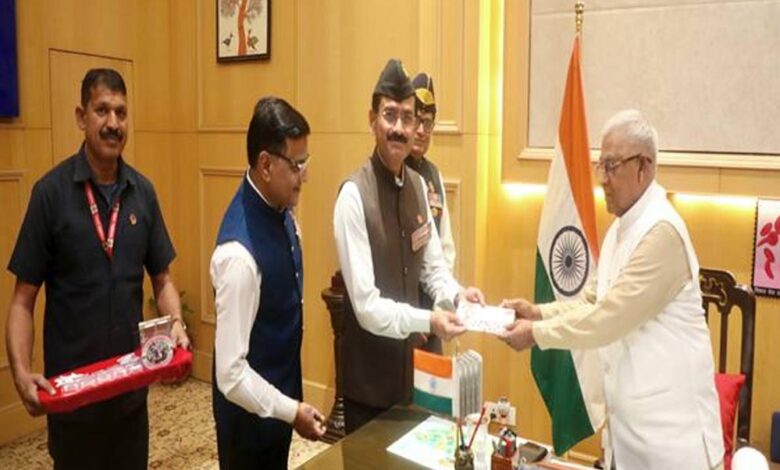 राज्यपाल-पटेल-को-सशस्त्र-सेना-झंडा-दिवस-पर-लगाया-गया-ध्वज,-लोकभवन-में-मना-सशस्त्र-झंडा-दिवस