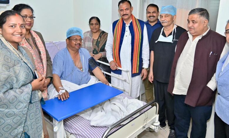 रायपुर-:-मंत्री-अग्रवाल-ने-लुंड्रा-विधायक-प्रबोध-मिंज-से-भेंट-कर-उनका-कुशलक्षेम-जाना-एवं-उनके-शीघ्र-स्वस्थ-होने-की-कामना-की