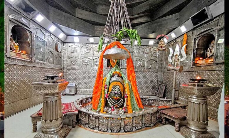उज्जैन-महाकाल-मंदिर-में-1-जनवरी-से-फूलों-की-बड़ी-माला-पहनाने-पर-लगेगी-रोक