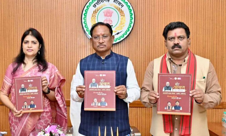 प्रधानमंत्री-आवास-योजना-(ग्रामीण)-में-ऐतिहासिक-उपलब्धि:-मुख्यमंत्री-विष्णु-देव-साय-ने-कॉफी-टेबल-बुक-का-किया-अनावरण