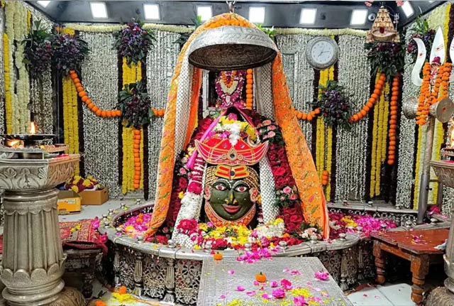 उज्जैन-महाकाल-मंदिर-के-गर्भगृह-में-20-साल-बाद-बड़ा-बदलाव,-25-किलो-चांदी-के-नए-द्वार-पर-उकेरी-गईं-खास-आकृतियां