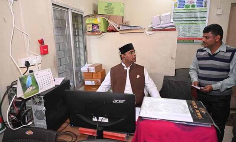 मंत्री-सारंग-ने-पांढुर्णा-के-बोरगांव-स्थित-सेवा-सहकारी-समिति-का-किया-औचक-निरीक्षण