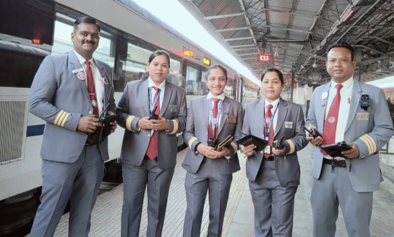 वंदे-भारत-एक्सप्रेस-में-महिला-टीटीई-को-मिली-टिकट-जांच-की-जिम्मेदारी,-बिलासपुर-रेल-मंडल-का-बड़ा-फैसला