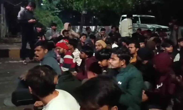 घासीदास-यूनिवर्सिटी-के-स्टूडेंट्स-ने-कुलपति-निवास-घेरा,-हॉस्टल-मेस-में-खराब-खाना-बांटने-पर-जताया-आक्रोश