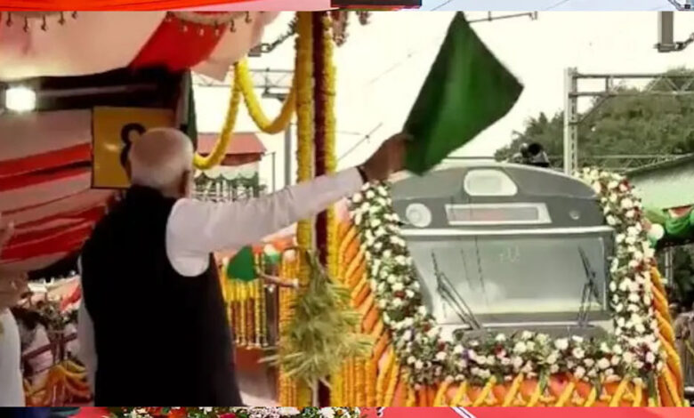 pm-मोदी-ने-वंदे-भारत-स्लीपर-ट्रेन-को-दिखाई-हरी-झंडी,-राजधानी-से-भी-सुपर-फास्ट-होगी-यात्रा