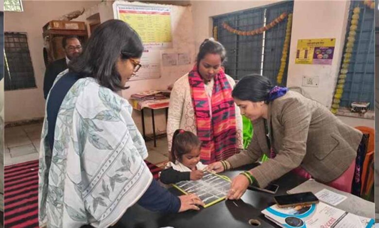 ग्वालियर:-अचानक-आंगनवाड़ी-पहुंचीं-कलेक्टर-रूचिका-चौहान,-बच्चों-को-abcd-सिखाने-का-अनोखा-तरीका