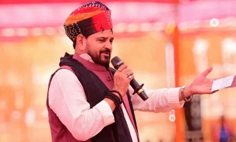बृजभूषण-शरण-सिंह-से-मिलने-900-km-पैदल-चला-युवक,-हेमंत-सूर्यवंशी-का-mla-प्रतीक-ने-किया-भव्य-स्वागत