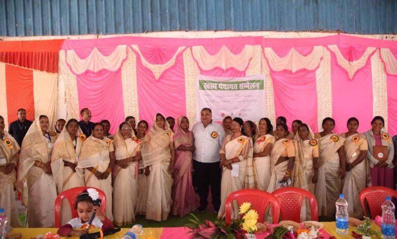 रामगढ़-में-मितानिनों-द्वारा-आयोजित-स्वास्थ्य-पंचायत-सम्मेलन-में-शामिल-हुए-पर्यटन-एवं-संस्कृति-मंत्री-राजेश-अग्रवाल