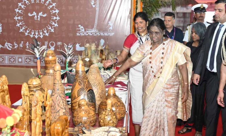 राष्ट्रपति-द्रौपदी-मुर्मु-ने-जनजातीय-परंपराओं-व-संस्कृति-पर-आधारित-भव्य-प्रदर्शनी-का-अवलोकन-किया