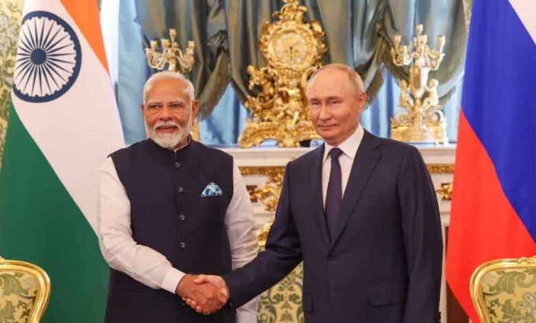 रूस-से-रिश्ते-बरकरार,-तेल-खरीद-पर-भी-अड़ा-भारत?-ट्रंप-के-बयान-से-बढ़ी-हलचल