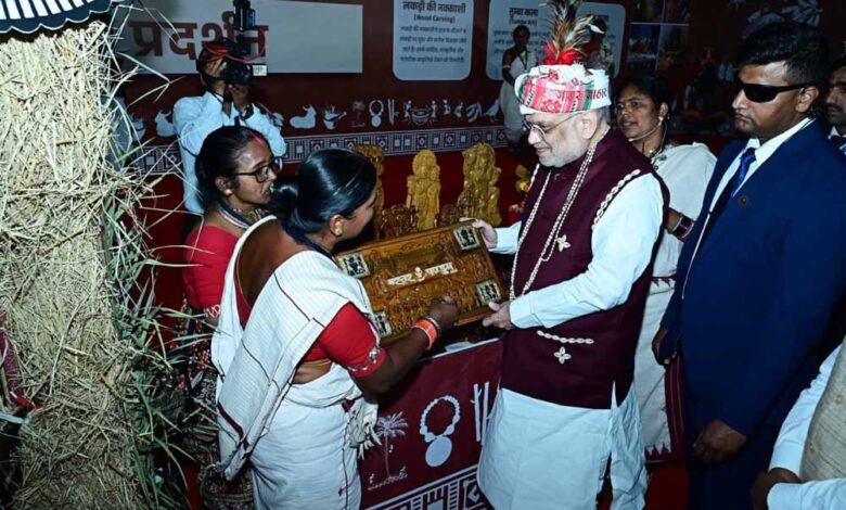 अमित-शाह-ने-देखा-बस्तर-की-जनजातीय-विरासत-का-वैभव,-विजेता-दलों-से-मिलकर-बढ़ाया-उत्साह