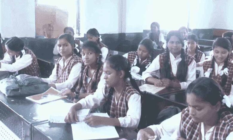 mp-बोर्ड-परीक्षा-में-नकल-का-बोलबाला:-फ्लाइंग-स्क्वॉड-और-cctv-भी-बेअसर,-मुरैना-टॉप-पर,-भोपाल-दूसरे-नंबर-पर