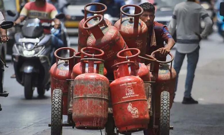 हर-घर-में-दो-सिलेंडर!-डेढ़-करोड़-घरों-में-png-कनेक्शन,-जानें-देश-में-कुल-lpg-सिलेंडर-की-संख्या