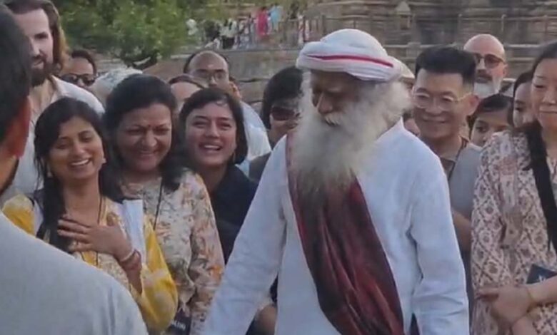 सदगुरु-बागेश्वर-धाम-पहुंचे,-बाबा-बागेश्वर-धीरेंद्र-शास्त्री-से-मुलाकात,-40-देशों-के-सदस्य-भी-साथ