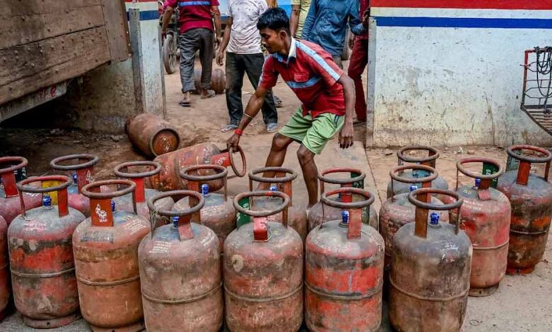 देश-में-गैस-की-कोई-कमी-नहीं:-cng-png-उपभोक्ताओं-को-निर्बाध-आपूर्ति-जारी,-केंद्र-का-भरोसा