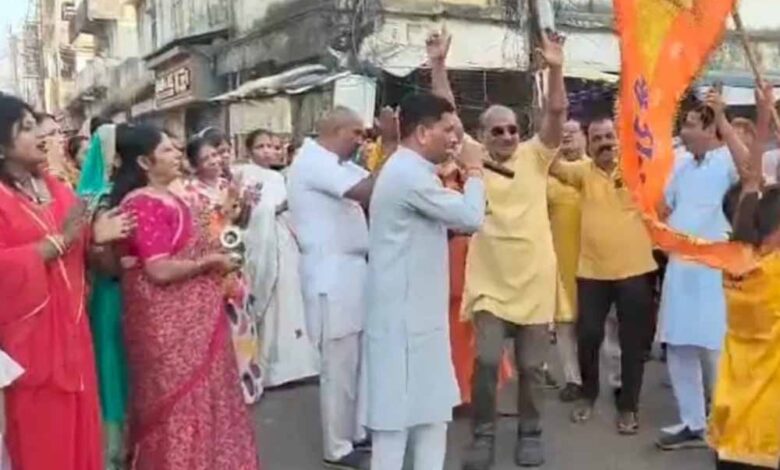 चैत्र-नवरात्र-पर-मनेन्द्रगढ़-में-भक्ति-की-बयार:-प्रभात-फेरी-में-उमड़-रहा-श्रद्धालुओं-का-सैलाब