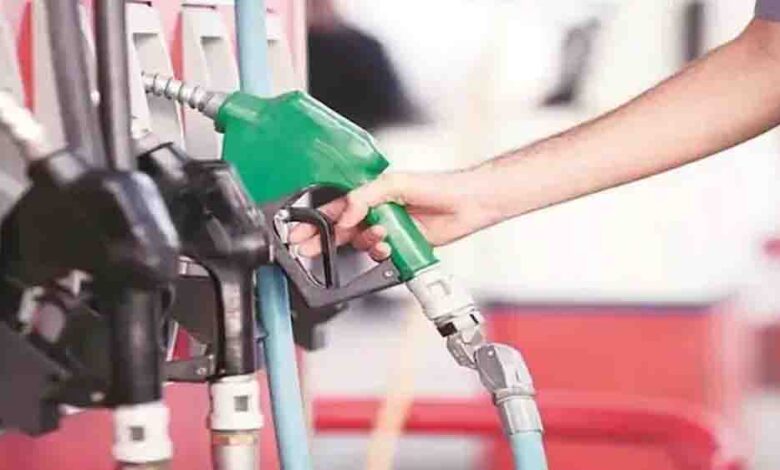 ईंधन-संकट-की-खबरों-के-बीच-सरकार-की-अपील,पेट्रोल-डीजल-और-lpg-की-‘पैनिक-बायिंग’-से-बचें