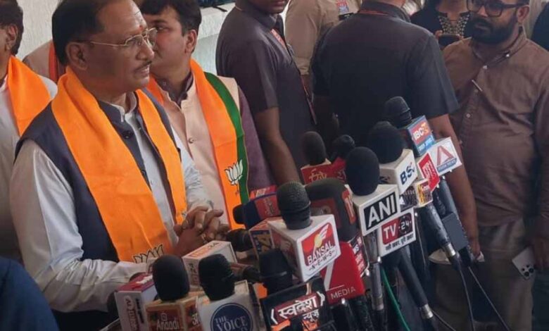 मुख्यमंत्री-साय-ने-भाजपा-स्थापना-दिवस-पर-किया-ध्वजारोहण,-अटल-जी-के-आदर्शों-को-पूरा-करने-का-लिया-संकल्प