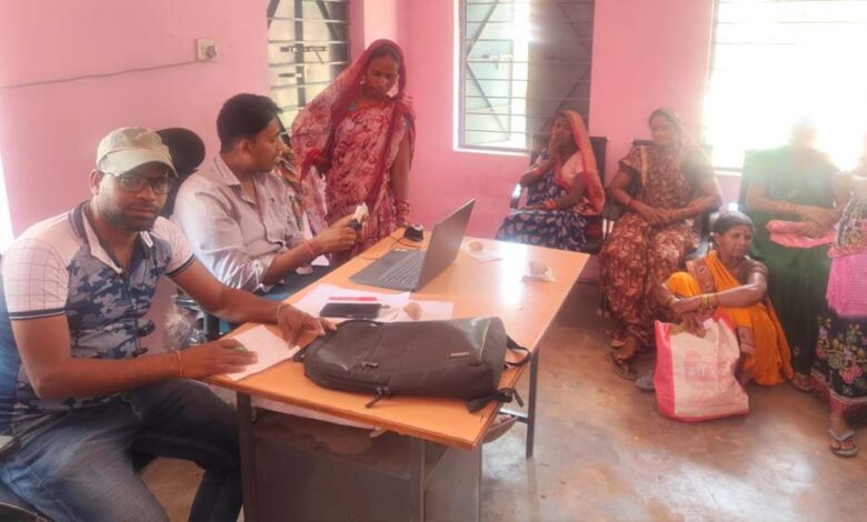 महतारी-वंदना-योजना-में-केवाईसी-सर्वर-बना-परेशानी-का-कारण,-घंटों-इंतजार-के-बाद-भी-निराश-लौटी-महिलाएं