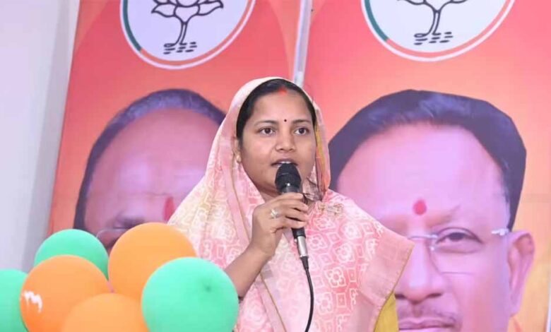 साड़ी-गुणवत्ता-पर-सरकार-सख्त,-मंत्री-राजवाड़े-के-निर्देश-पर-जांच-तेज
