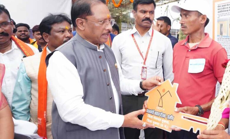 सिलगेर-के-माड़वी-कोसा-की-मेहनत-रंग-लाई:-अपने-हाथों-से-बनाया-घर,-cm-ने-सौंपी-खुशियों-की-चाबी