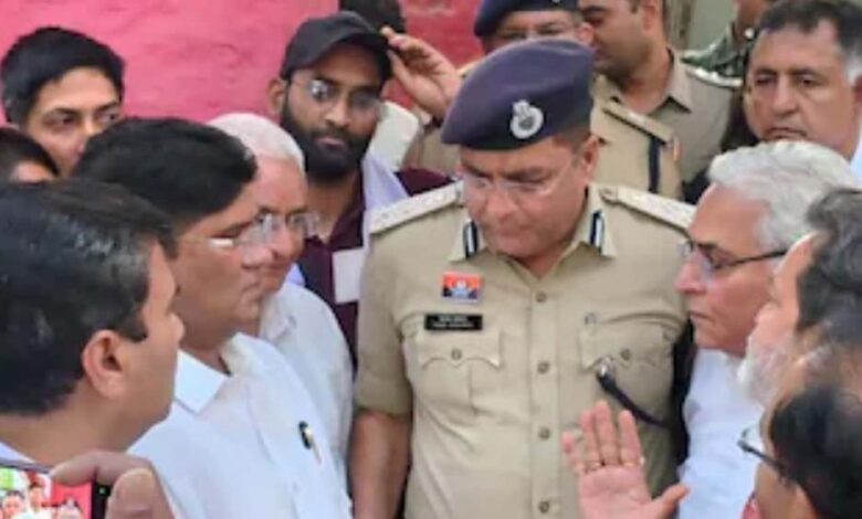 पूर्व-cm-का-महिला-ias-अधिकारी-के-साथ-वायरल-वीडियो,-कांग्रेस-ने-sp-ऑफिस-किया-घेराव