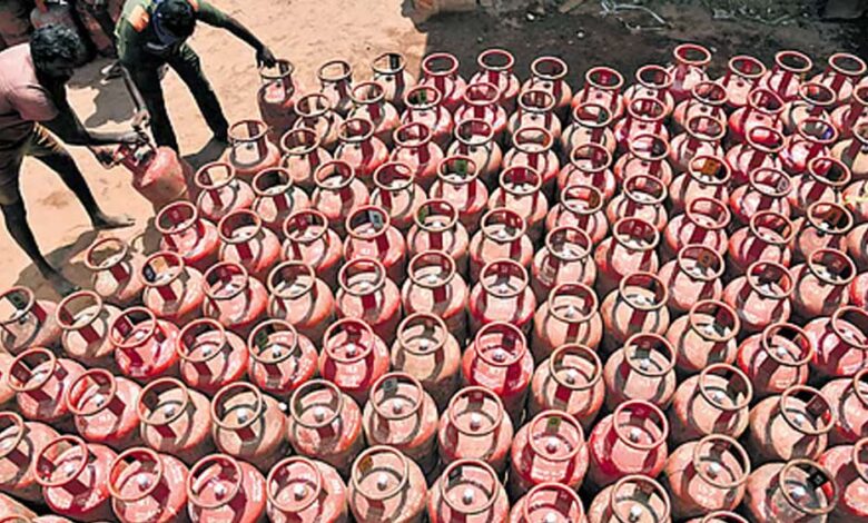lpg-5kg-सिलेंडर-की-कीमतों-में-261-रुपये-की-बढ़ोतरी,-प्रवासी-मजदूरों-पर-महंगाई-का-बड़ा-असर