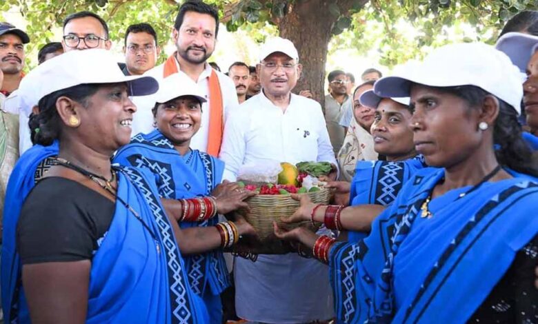 सुशासन-तिहार:-सरोधी-में-महिला-स्व-सहायता-समूह-ने-मुख्यमंत्री-को-भेंट-की-स्थानीय-उत्पादों-की-टोकरी
