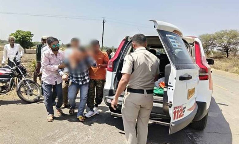 रतलाम के डायल-112 हीरोज सड़क हादसे में घायल हुए तीन लोगों को समय पर पहुँचाया अस्पताल  भोपाल   रतलाम जिले के थाना रिंगनोद क्षेत्र मेंडायल-112 जवानों की त्वरित प्रतिक्रिया और संवेदनशील कार्यवाहीसे सड़क दुर्घटना में गंभीर रूप से घायल तीन व्यक्तियों को समय पर अस्पताल पहुँचाकर उपचार दिलाया गया। समय पर मिली सहायता से घायलों को शीघ्र चिकित्सा सुविधा उपलब्ध हो सकी।  07 मई को सुबह राज्य स्तरीय पुलिस कंट्रोल रूम डायल-112 भोपाल को सूचना प्राप्त हुई कि थाना रिंगनोद क्षेत्र अंतर्गतबिनोलीफंटा रोडपर दो मोटर साइकिलों की आमने-सामने से टक्कर हो गई है, जिसमें तीन व्यक्ति गंभीर रूप से घायल हो गए हैं। तत्काल पुलिस सहायता की आवश्यकता है। सूचना मिलते ही रिंगनोद थाना क्षेत्र में तैनात डायल-112 एफआरव्ही वाहन को तुरंत घटनास्थल के लिए रवाना किया गया।  डायल 112 स्‍टॉफआरक्षक  चंद्रपाल सिंह एवं पायलट  मंगलेश्वर सूर्यवंशीने मौके पर पहुँचकरपाया कि मोटरसाइकिल दुर्घटना में तीन लोग गंभीर रूप से घायल हो गए थे। डायल-112 जवानों ने बिना समय गंवाए सभी घायलों कोएफआरव्ही वाहनकी सहायता से तत्कालशासकीय अस्पताल जावरापहुँचाया।डायल-112 जवानों की तत्परता से घायलों को समय पर उपचार मिल सका।  डायल 112 हीरोजश्रृंखला के अंतर्गत यह घटना दर्शाती है कि मध्यप्रदेश पुलिस की डायल-112 सेवा हर आपात परिस्थिति में त्वरित सहायता, संवेदनशीलता और जनसेवा की भावना के साथ आमजन के लिए सदैव सक्रिय और प्रतिबद्ध है।