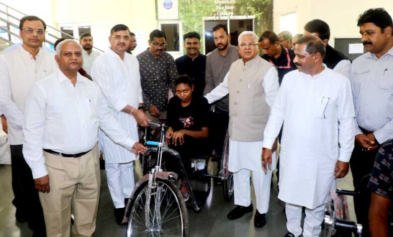 रेडक्रॉस-के-उद्देश्य-और-सेवा-कार्यों-से-जन-जन-को-करें-प्रेरित-:-राज्यपाल-पटेल